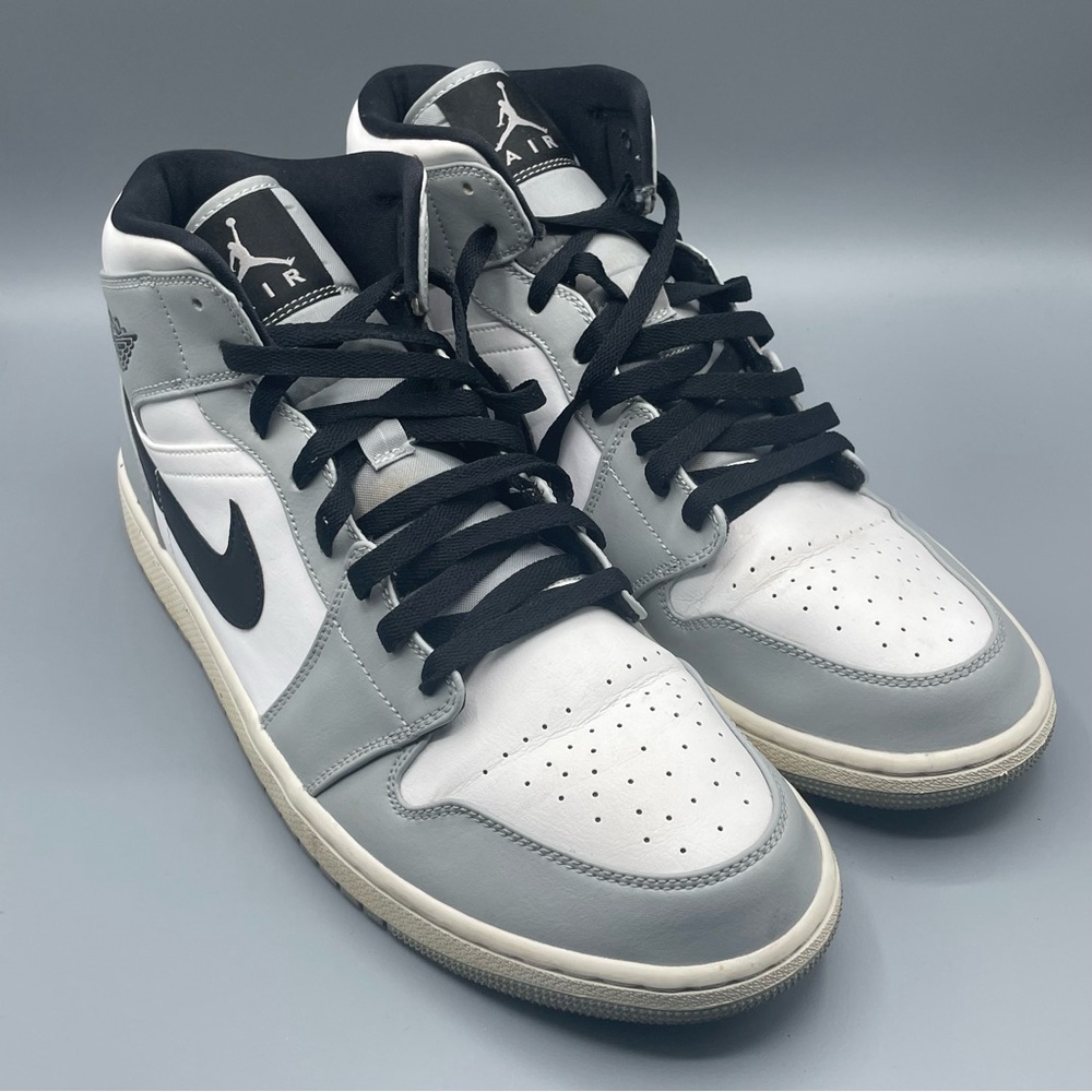 Nike Air Jordan 1 Mid "Light Smoke Grey"